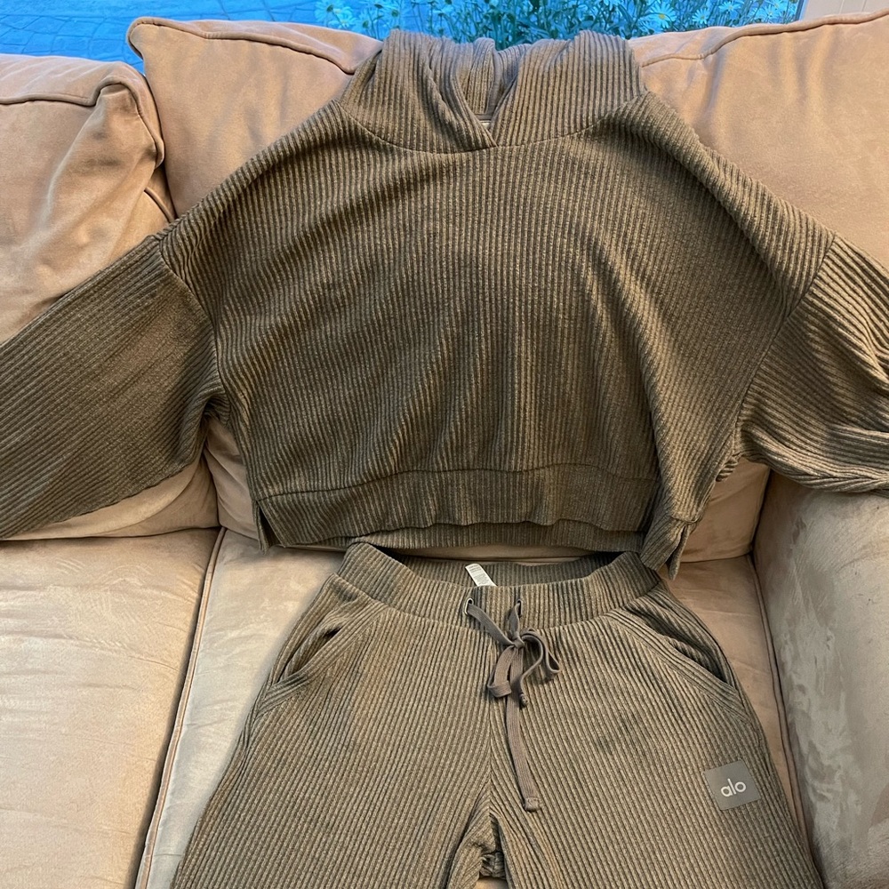 Alo Yoga Muse Set Size Small, Shadow Grey, small oil stain on the pants